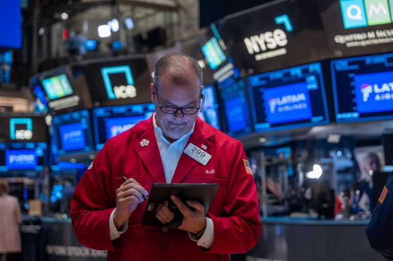 Dow Jones Today: Stocks Fall in Early Trading After Flurry of Earnings Reports; Treasury Yields Continue Rising