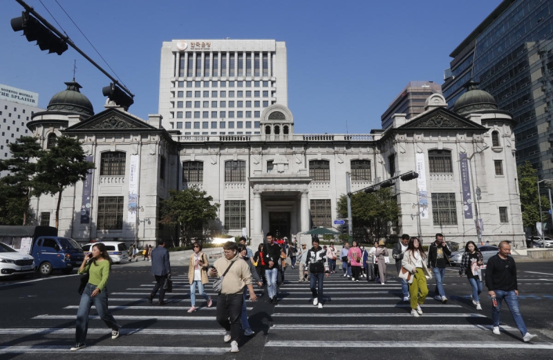 South Korea’s central bank cuts a key rate to nurse a slower economy